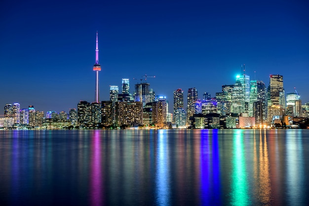 De stadshorizon van Toronto bij nacht, Ontario, Canada