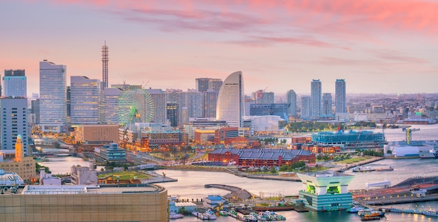 De stadshorizon van Yokohama bij zonsondergang in Japan