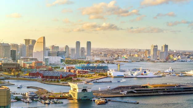 De stadshorizon van Yokohama bij zonsondergang in Japan