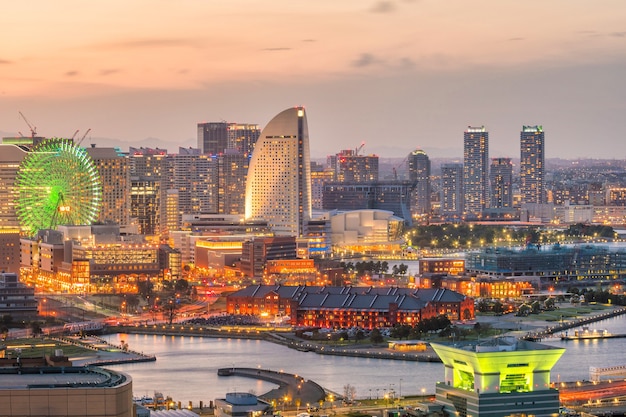 De stadshorizon van Yokohama bij zonsondergang in Japan