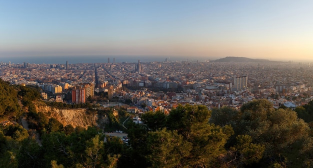 De stadspanorama van Barcelona tijdens zonsondergang