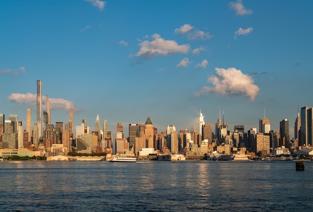 De stadspanorama van New York met veerboot