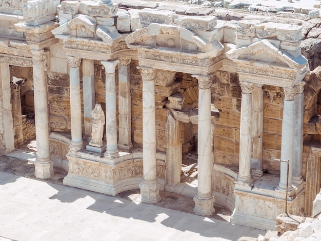 De stadsruïne van hierapolis in turkije in pamukkale