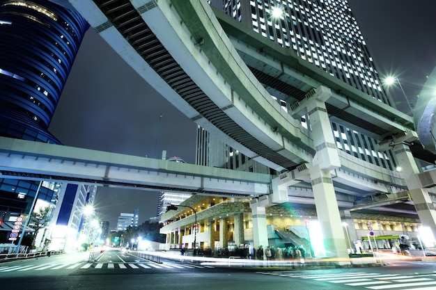 De stadsweg van Tokio 's nachts