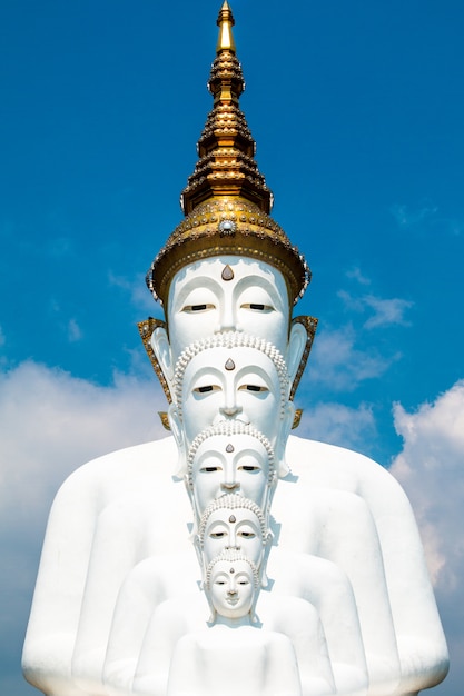 De standbeelden van Boedha en het gekleurde kleurrijke die glas van de voetweg in Thailand worden gestapeld