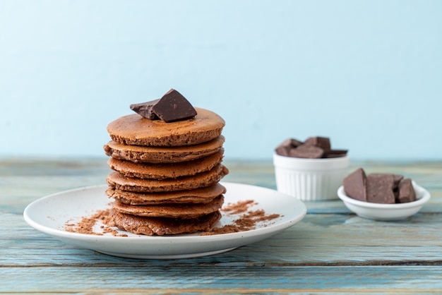 De stapel van de chocoladepannekoek met chocoladepoeder