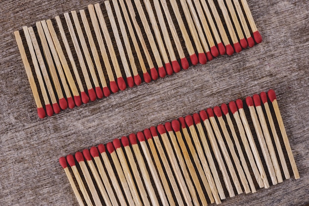 Foto de stapel van matchsticks schikt op een rij