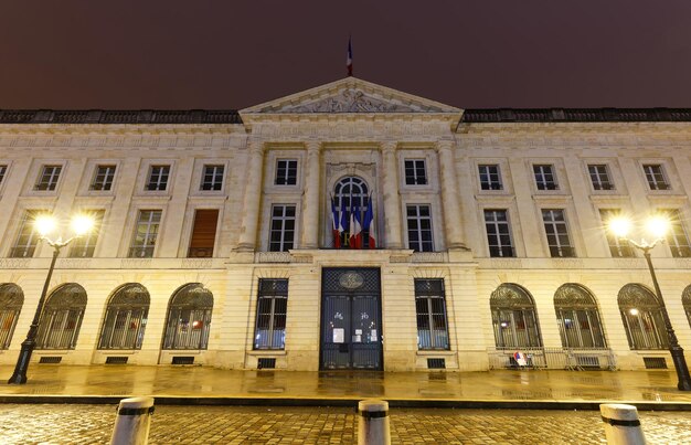 De statige klassieke gevel van het 18e-eeuwse hoofdkwartier van de subprefectuur van het departement Marne Reims Frankrijk