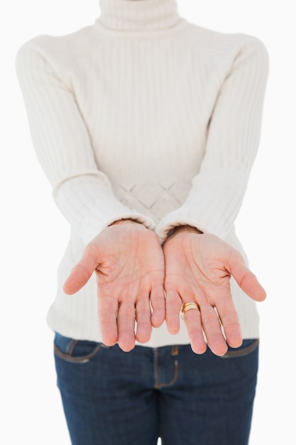 Foto de status van de vrouw met haar deelt uit