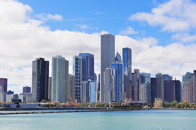 De stedelijke skyline van Chicago met wolkenkrabbers over Lake Michigan met bewolkte blauwe hemel.