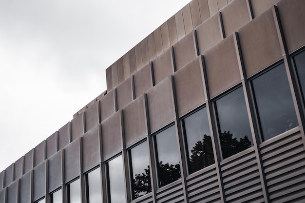 De stedelijke straat van Duitsland met moderne architectuur en gebouwenvoorgevel Bussines-architectuur