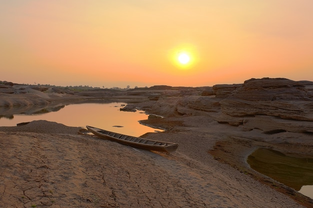 De steenberg van de zonsopgang in sam phan bok, grote canion van thailand