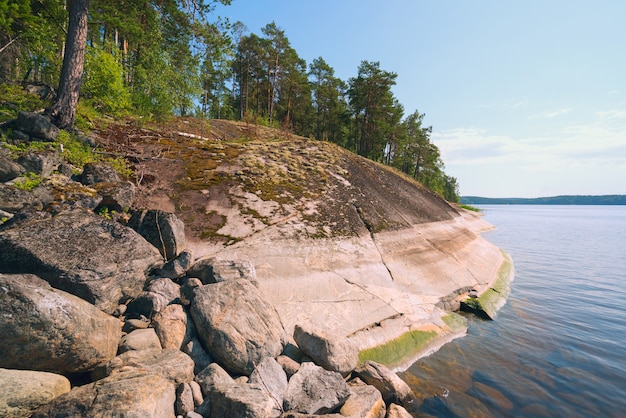 De steile kust van het eiland op het meer