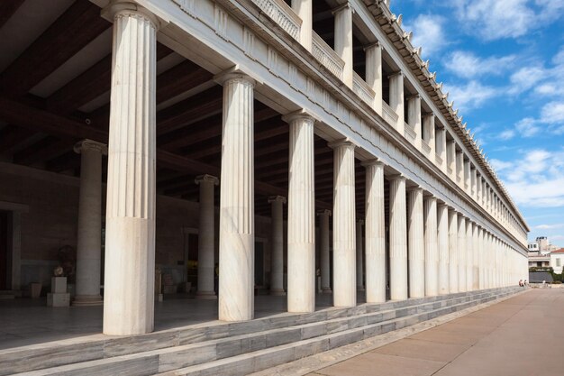 De stoa van attalos of attalus was een stoa in de oude agora van athene in griekenland