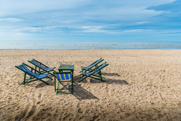 Foto de stoel op het strand met daglicht