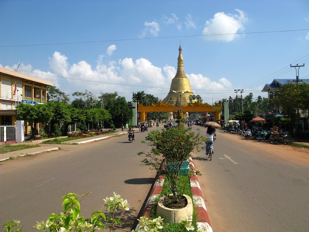 De stoepa op straat in de stad Bago, Myanmar