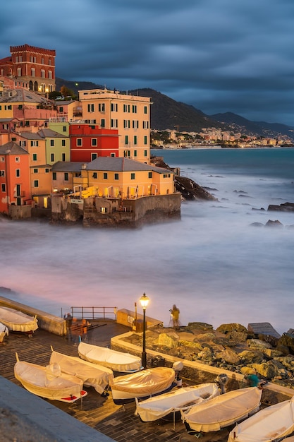 De stormachtige zee bij het vissersdorpje Boccadasse, in het centrum van Genua, Italië