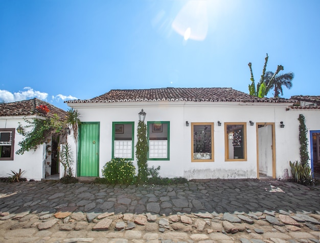 De straat en de oude Portugese koloniale huizen in historisch de stad in in Paraty, verklaren Rio de Janeiro