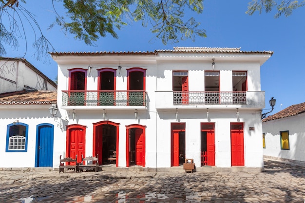 De straat en de oude Portugese koloniale huizen in historisch de stad in in Paraty, verklaren Rio de Janeiro