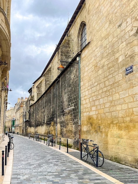 De straat in de oude stad, Bordeaux, Frankrijk, verticale foto, geen mensen