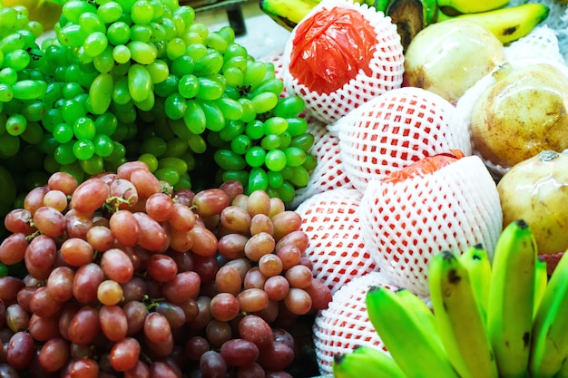 De straat van Thailand met fruitmarkt