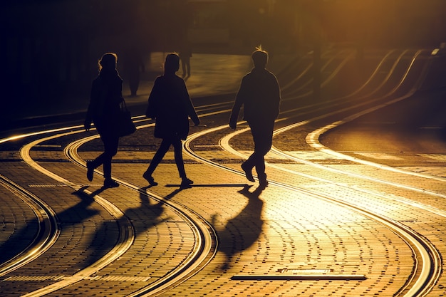 De straatfotografie van vrienden neemt een gang op tramspoorweg tijdens de zonsondergang in de stad van Bordeaux, Frankrijk.