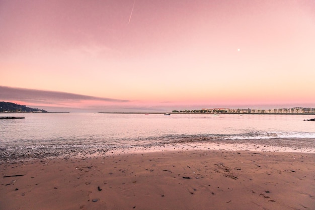 Foto de strandboulevard van hondarribia aan de kust van baskenland