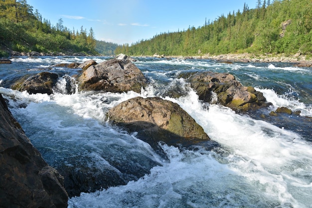 De stroomversnellingen op een noordelijke rivier