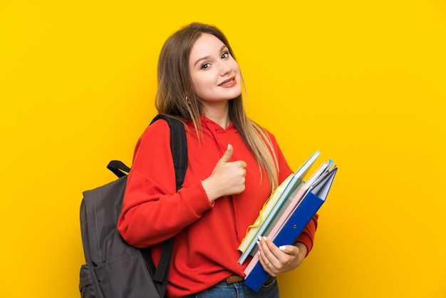 De studentenmeisje van de tiener over geel