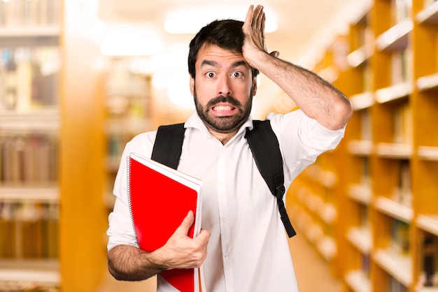 De studentenmens die twijfels hebben defocused bibliotheek