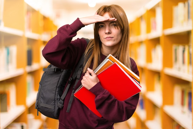 De studentenvrouw die iets tonen unfocused achtergrond. terug naar school