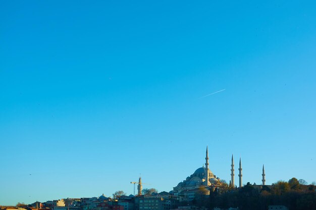 De Suleymaniye-moskee is een Ottomaanse keizerlijke moskee in Istanbul, Turkije. Het is de grootste moskee in de stad