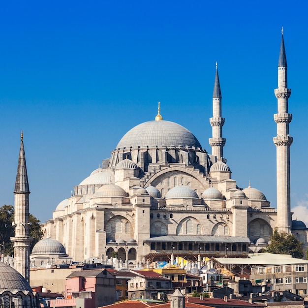 De Suleymaniye-moskee is een Ottomaanse keizerlijke moskee in Istanbul, Turkije. Het is de grootste moskee van de stad.