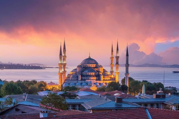 De Sultanahmet Moskee Blauwe Moskee in Istanboel Turkije bij zonsondergang