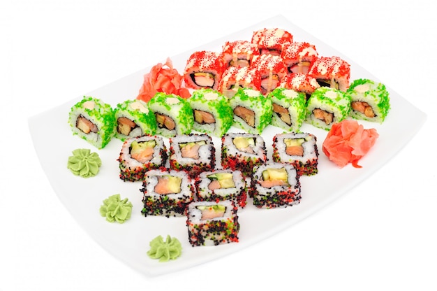 De sushireeks van Uramaki maki broodjes op wit worden geïsoleerd dat