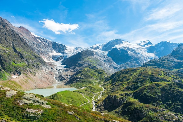 De Sustenpas verbindt het Reussdal aan de voet van de Gotthardberg met het Haslidal in het Berner Oberland