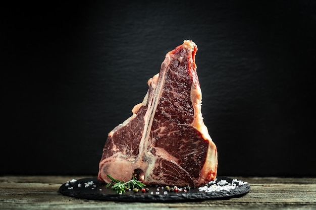 De T-bone of porterhouse steak van rundvlees gesneden uit de korte lendenen