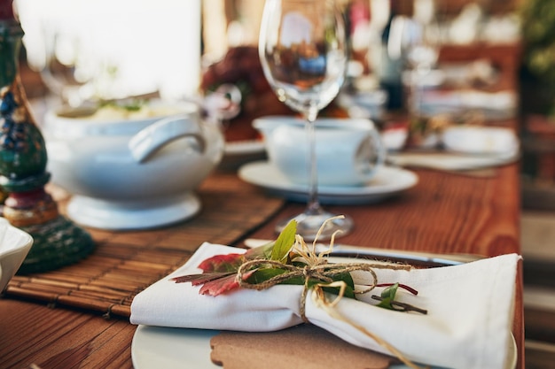 De tafel aankleden moet leuk zijn Bijgesneden opname van de indeling van een Thanksgiving-eettafel