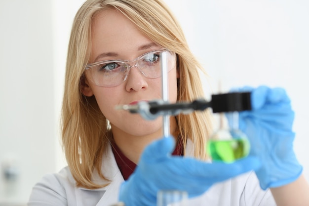 Foto de technicus houdt in wapens in beschermende handschoenen