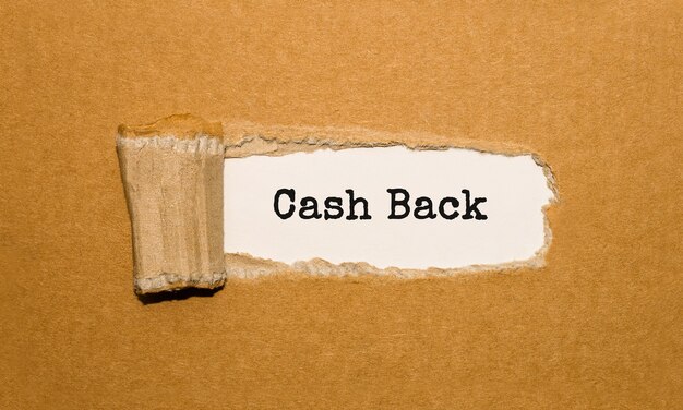 Foto de tekst cash back verschijnt achter gescheurd bruin papier