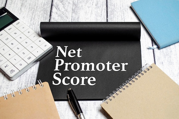 De tekst NPS NET PROMOTER SCORE in het midden op een houten tafel