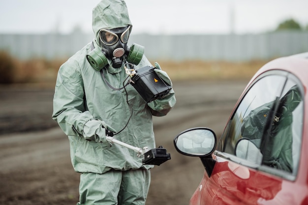 De teller van de stralingssupervisor van de wetenschapper controleert het niveau van radioactieve straling in de gevarenzone