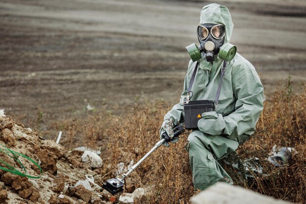 De teller van de stralingssupervisor van de wetenschapper controleert het niveau van radioactieve straling in de gevarenzone