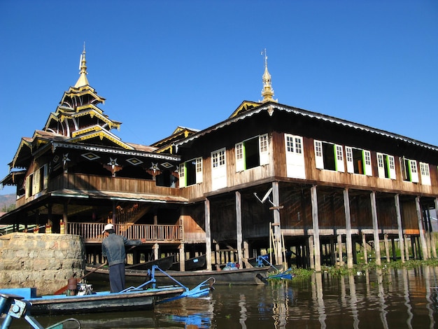 De tempel aan de kust van het inlemeer myanmar