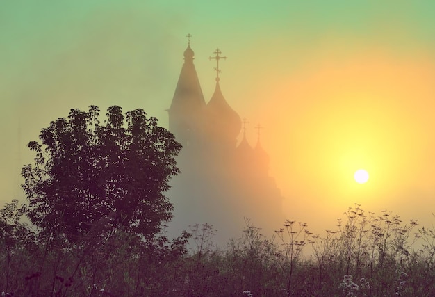 De tempel in de mist bij zonsopgang