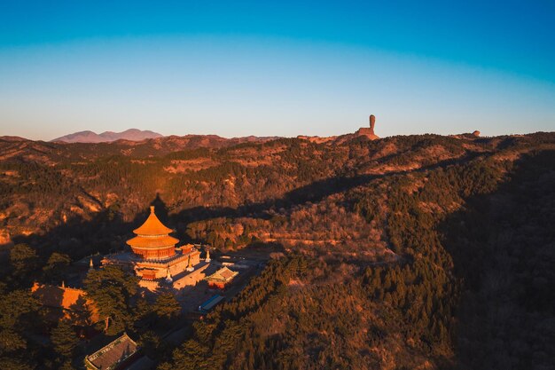 Foto de tempel op de berg onder de heldere lucht