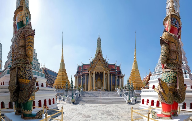 De tempel van de Smaragdgroene Boeddha en het Koninklijk Paleis