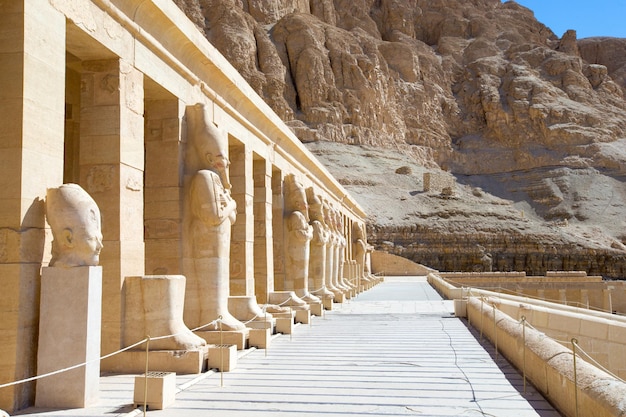 De tempel van Hatshepsut in de buurt van Luxor in Egypte