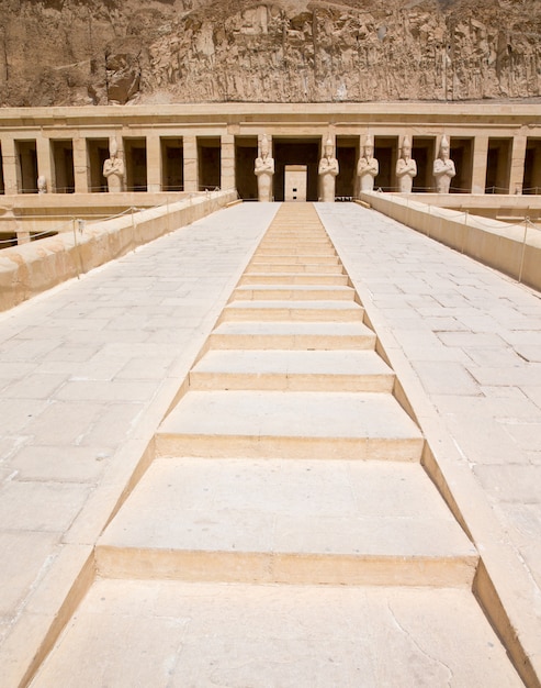 De tempel van Hatshepsut in de buurt van Luxor in Egypte