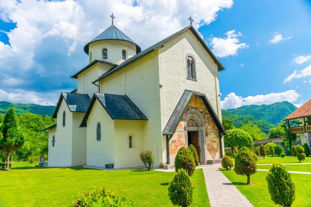 De tempel van het klooster Moraca ligt in de canyons van de rivier Montenegro